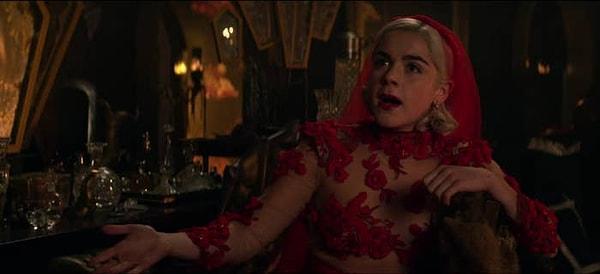 4. Sabrina kırmızı elbisesini giydiğinde 'Beetlejuice' filminden Lydia Deetz'e benzediğini herkes fark etmiştir...