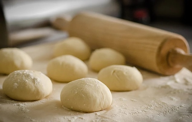 Hamur yoğurmanıza ve fırın kullanmanıza gerek kalmayacak, yapımı oldukça pratik bir pizza tarifimiz var.