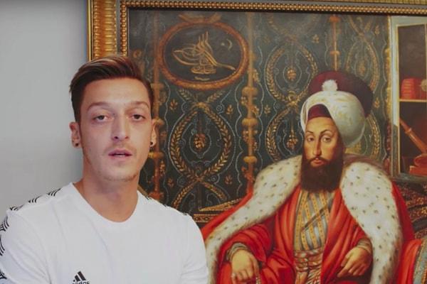 Fatih Sultan Mehmet zannettiği 3. Selim tablosunu kameralara gösteren Mesut Özil, 'İstanbul'u alan/fetheden Osmanlı sultanı' diyor.