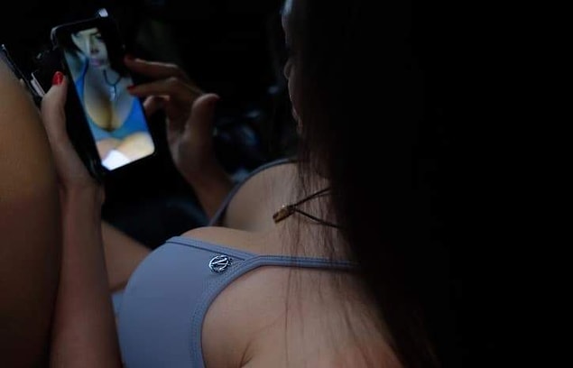 Ve son olarak de sexting yaparken empati kurmalısın. Mesela, sen ona fotoğraf gönderdiğinde mesajına karşılık vermiyorsa nasıl modun düşecekse sen de aynı şekilde davrandığında direkt mod düşer.