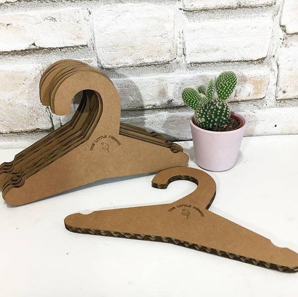 9. Стильные картонные вешалки для одежды.