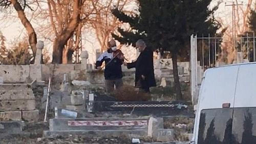 Mezarlıkta İlginç Olay: Önce Dua Etti Sonra Kemancı Çaldırdı