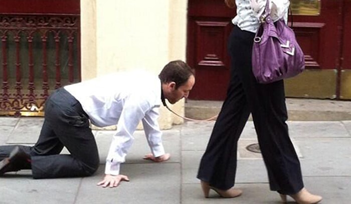 Kanada'da Kocasını Tasmayla 'Yürüyüşe Çıkartan' Kadına ve Eşine Para Cezası