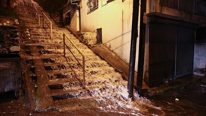 Meteoroloji Uyarmıştı: Fotoğraflarla İzmir'i Felç Eden Sağanak Yağış