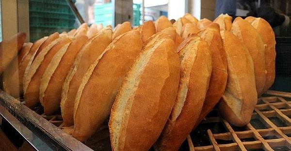 Şimdiye geldiğimizde ise ekmek gramı 200-240 gram arasındayken fiyatı da 1.25 ve 2 TL civarında değişiklik gösteriyor. Yani eski zamanlarla karşılaştıracak olursak gramaj olarak epey bi küçük. Aldığımızda anca yetiyor zaten.