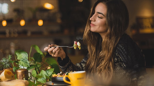 2. Tek başımıza oturup yemek yiyor olmamız belki acelemiz olduğu ya da sadece canımız öyle istediği içindir, bize eşlik edecek birilerini aradığımızı da nereden çıkardınız?