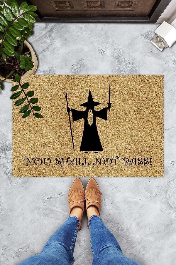 2. Gandalf ve akıllara kazınan "You shall not pass!" repliğini pas pasınıza taşımaya ne dersiniz?
