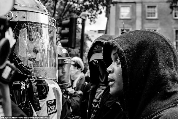 Протестующие Black Lives Matter столкнулись с полицией в защитном снаряжении на демонстрации в Лондоне 6 июня. "Монохромный фотограф года" Ксистоф Мозыро заявил, что его чуть не арестовали, когда он делал эти потрясающие снимки.