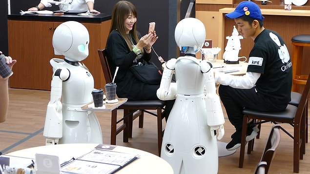 2. Minik robot garsonların size servis yaptığı akılalmaz restoranlar