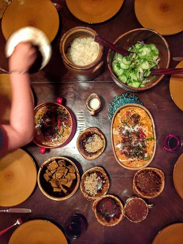 13. Şilililer yemek yerken ellerini hep masanın üstüne tutarlar.
