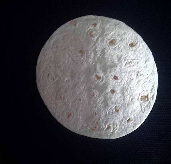 5. Вроде бы далекая и таинственная Луна, а вроде и вкусненький и такой доступный лаваш :).