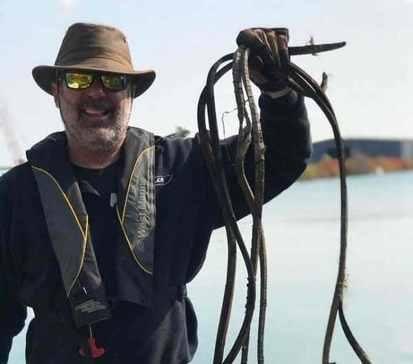 3. "Мы называем это "мусоробалкой". Сегодня нам посчастливилось выловить несколько знаменитых детройтских водных змей (так же известных в народе как трубки от кондиционеров)".