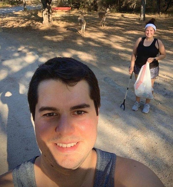 5. "Очищаем парк от мусора в компании парочки дружелюбных оленей".