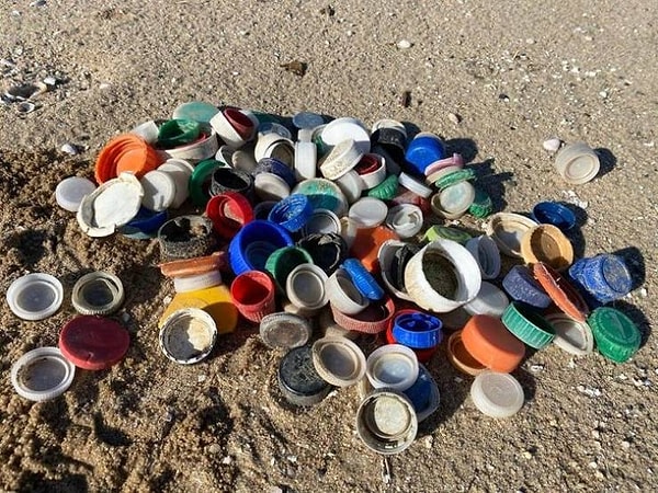 18. "За час очистки пляжа от мусора мы собрали более 100 пластиковых крышек от бутылок".