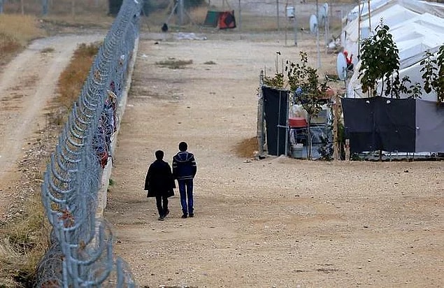 Türkiye’deki Suriyelilerle ilgili ortaya atılan iddialar uzun zamandır tartışmaları sürekli olarak yeniden alevlendiriyor. Aralık 2020 itibariyle ülkemizde geçici koruma altındaki kayıtlı Suriyeli sayısı 3 milyonu aşkın olunca ortaya atılan iddialarla birlikte mültecilere karşı kin ve nefret yer yer körükleniyor.