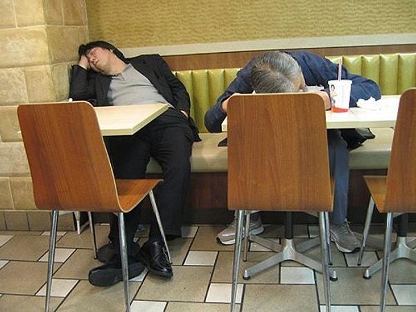 16. Herhangi bir McDonalds'a gidip kafanızı masaya koyarak uyuyabilirsiniz.