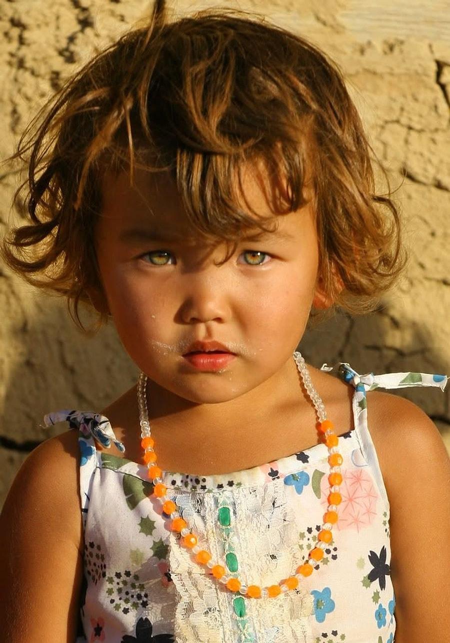 Русско казахские дети. Метисы с голубыми глазами. Красивые метисы. Светловолосые метисы. Метисы с зелеными глазами.