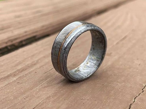 3. "Я своими руками смастерил обручальное кольцо из метеорита и розового золота".