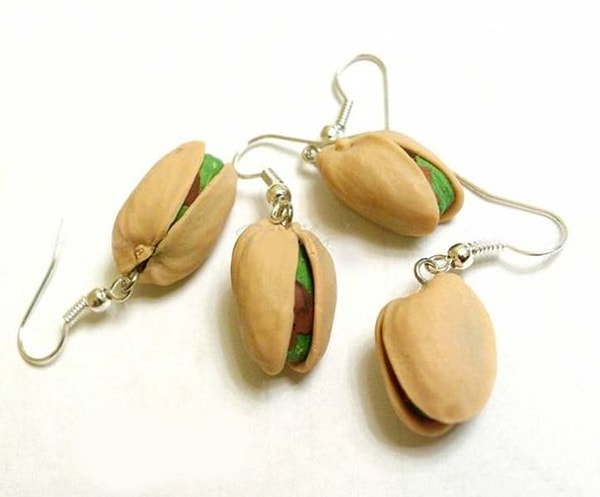 4. "Эти серьги изготовлены из полимерной глины. Мой муж как-то раз даже попытался расколоть одну из этих "фисташек", подумав, что она настоящая".