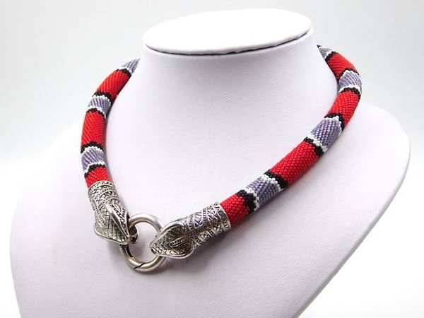 7. "Мне пришла идея сделать колье из бисера в виде обвившейся вокруг шеи змеи".