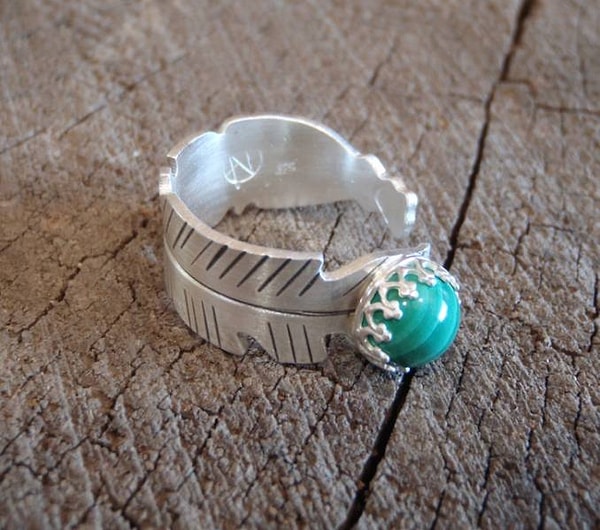 11. "Я сделала это прекрасное кольцо в виде пера с малахитом".