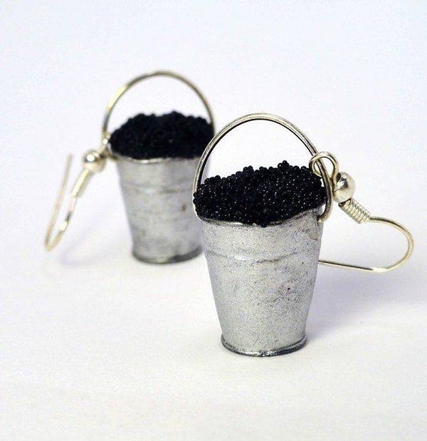 12. "Я знаю, что ягодками и цветами никого не удивлю. Поэтому вот вам ведерки с черной икрой! Из России с любовью :)".