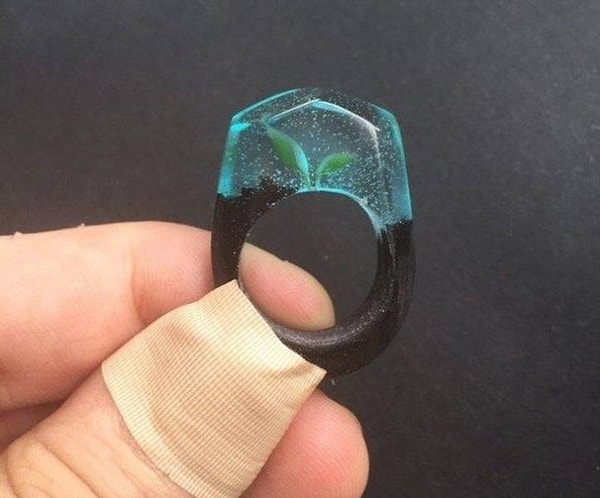 14. "Я сэкономила 50 долларов на кольце из смолы, сделав его самостоятельно!"