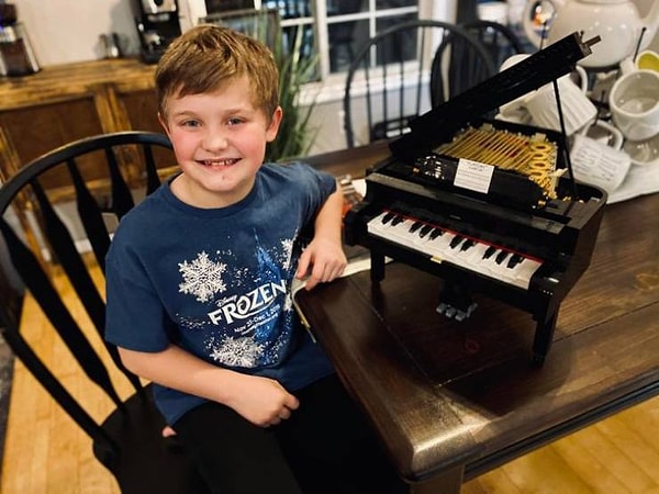 10. "Мой сын с гордостью представляет фортепиано, которое он собрал из фигурок Лего".