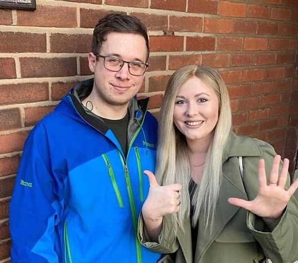 14. "Моя любимая девушка завершила свой 6-й и последний курс химиотерапии! Это был трудный путь, и она очень гордится собой!"