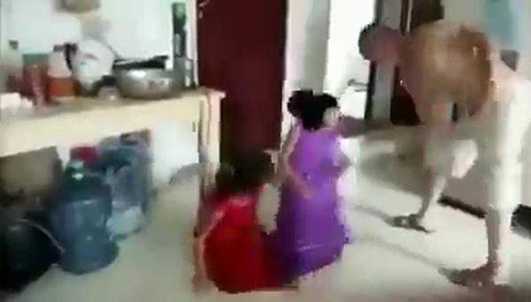 Sosyal medyada paylaşılan ve Çinli bir erkeğin Uygur Türkü çocuklarını dövdüğü iddia edilen görüntüleri izlerken canınız sıkılacak!