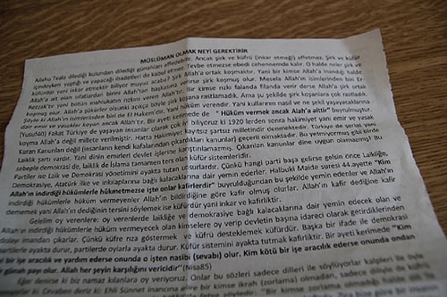 Ankara'da Binaların Kapılarına Şeriat Bildirisi Asıldı: 'Demokrasi ve Laiklik İslama Ters Sistemdir'