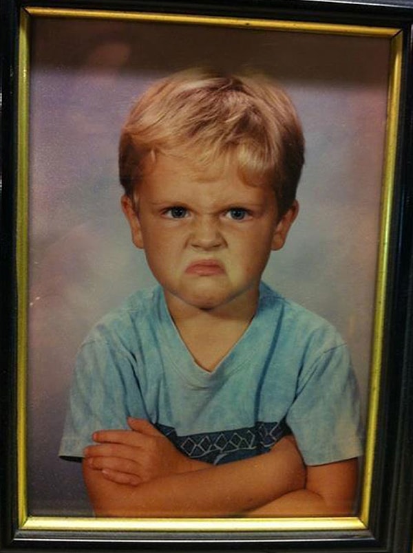 1. Парень моей подруги был недоволен своей фотографией с детского сада. Его родители до сих пор хранят ее в доме 20 лет спустя