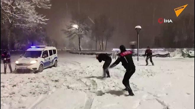 Sakarya'da Etkili Olan Kar Yağışı Sonrası Polis Ekiplerinin Keyifli Kar Topu Eğlencesi