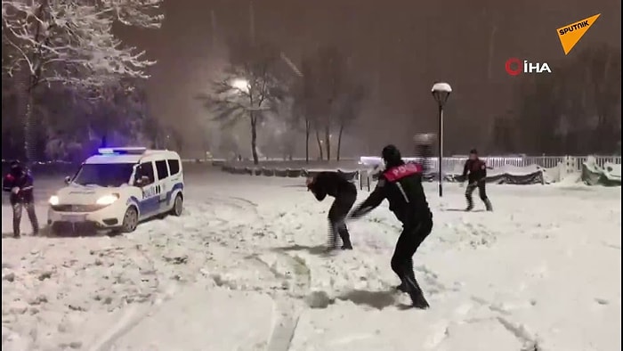 Sakarya'da Etkili Olan Kar Yağışı Sonrası Polis Ekiplerinin Keyifli Kar Topu Eğlencesi