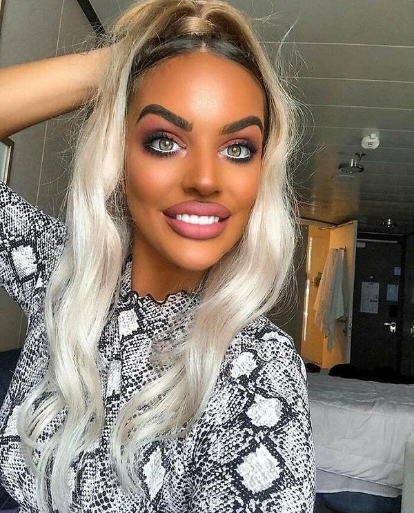 2. Она на 8 оттенков темнее ее руки