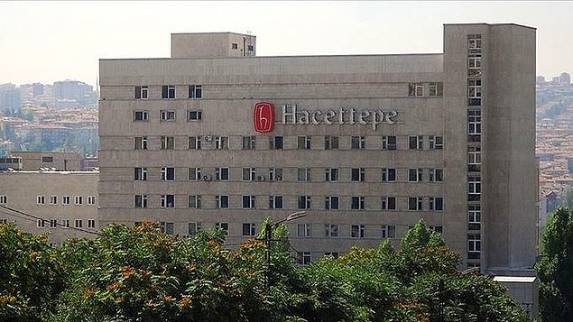Hacettepe Üniversitesi final sınavları için kamera ve mikrofon zorunluluğu tutmuş ancak öğrencilerden tepki gelince kararı geri çekmişti.
