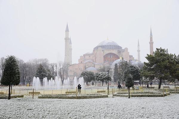 Eminönü'ndeki Yeni Cami, Sultanahmet Meydanı ve Ayasofya Cami çevresinde de de kar yağışı etkili oldu.