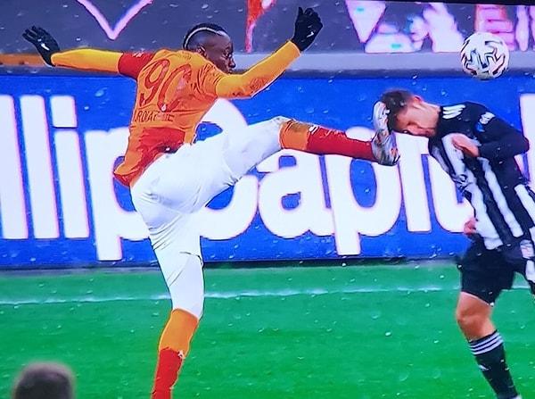58.dakikada Galatasaray'dan Diagne hava topu mücadelesi sonucu yaptığı faul sonucu kırmızı kart gördü.