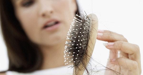 3. Saç Dökülmesi: Hem erkeklerin hem kadınların korkulu rüyası