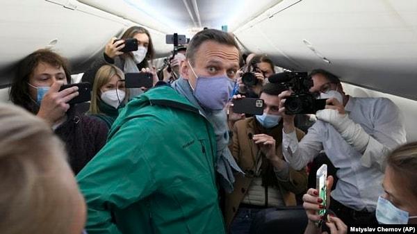 Gözaltına alınmadan önce Navalny, gazetecilere kısa bir açıklama yaptı ve yaşananlardan dolayı yolculardan da özür diledi.
