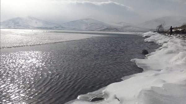 Yaklaşık bir ay önce dondurucu soğukların etkisiyle yüzeyi 50 santimetre buz tutan Van'dan sonra Doğu Anadolu'nun ikinci büyük gölü Çıldır, bir haftadır hava sıcaklığının mevsim normallerinin üzerinde seyretmesi ve kuvvetli rüzgarların etkisiyle çözülmeye başladı.