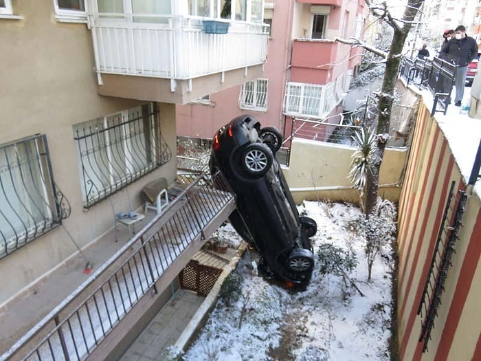 Üsküdar'da İlginç Kaza! Apartmanın Bahçesine Uçan Araç Dik Durdu