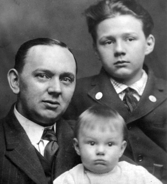1877 ile 1945 yılları arasında yaşayan ve uyku esnasında transa geçtiği için "Uyuyan Kahin" olarak bilinen Edgar Cayce, daha çocukluk döneminde farklı olduğunu göstermişti.