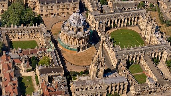Dünyanın en iyi üniversiteleri arasında sayılan Oxford Üniversitesi'yle başlayalım incelemeye.