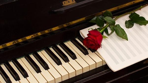 9. Müziksiz olmaz... Bu konuda yeteneğiniz varsa sevgilinize bir beste bile yapabilirsiniz ya da güzel romantik bir şarkı çalabilirsiniz.