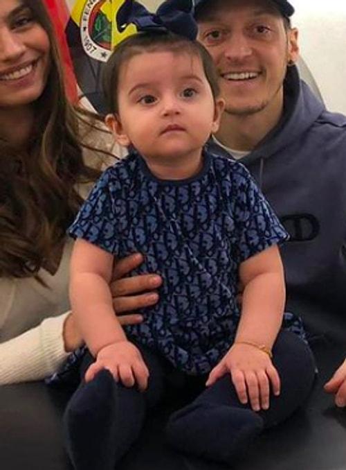 Türkiye'ye Dönüşü Dört Gözle Beklenen Mesut Özil'in On Aylık Kızı Eda'nın Elbisesinin Fiyatı Dudak Uçuklattı!