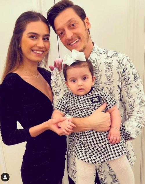 Türkiye'ye Dönüşü Dört Gözle Beklenen Mesut Özil'in On Aylık Kızı Eda'nın Elbisesinin Fiyatı Dudak Uçuklattı!