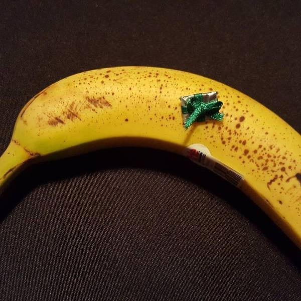 10. "Для моего ребенка почему-то ужасно важен размер подарка, а не что внутри. Решили подарить ему карту памяти в этот раз. Банан тут для сравнения".