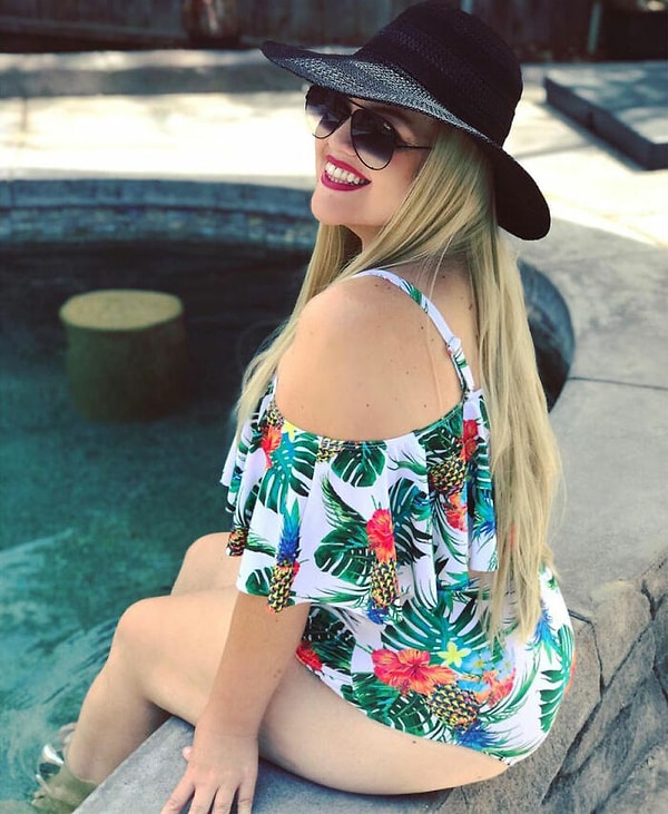 После того, как ее (теперь уже бывший парень) слишком стыдился познакомить ее со своими родителями и резко перестал с ней общаться ради общения с другой девушкой...