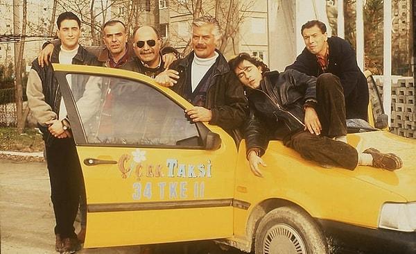 Yine 90'ların sonu 2000'lerin başında yayınlanan Çiçek Taksi, sımsıcak bir aile dizisiydi. Uzun süre ekranlara gelmeye devam etti ve herkesin aklında gülümseyerek hatırlayacakları bir dizi olarak yer edindi.